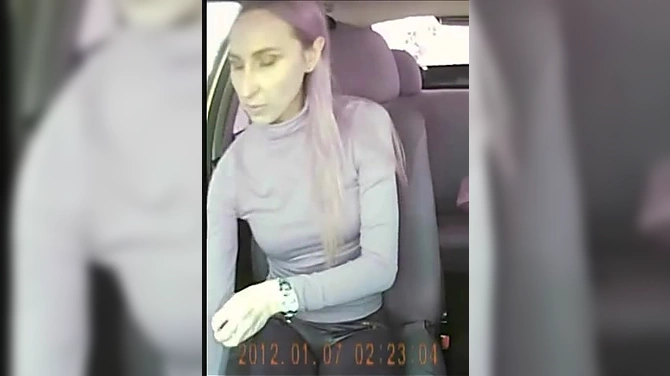 Мужик дал соснуть любовнице в автомобиле, а она даже не знала, что там скрытая камера