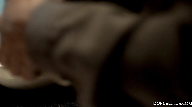 Напомаженный мажор страстно ебет ласковую шлюху в черном комбезе