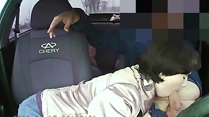 Блядский семейный бизнес: дочурка прыгает на члене, а мама глотает сперму