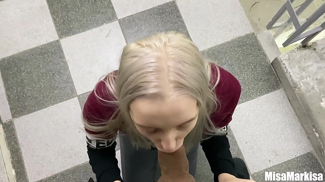 Белобрысая соснула коротенький пиструн в обшарпанном подъезде