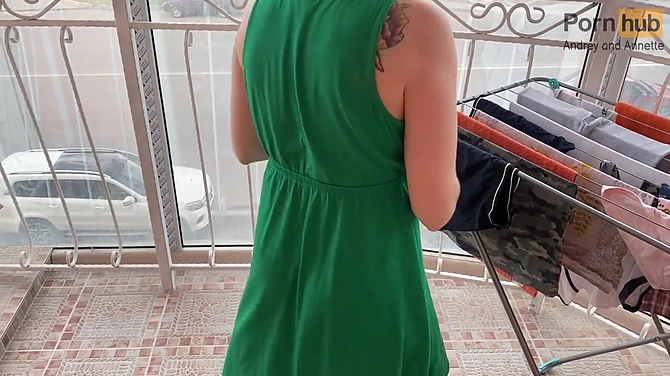 Трахнул сисястую фигуристую мачеху на балконе