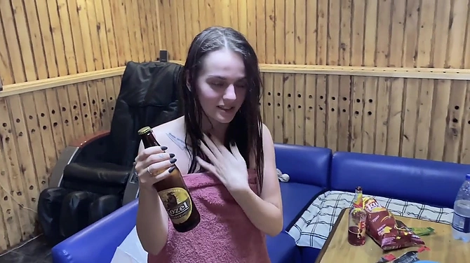 Парень снял баню, а там обитает левая шлюха: уходить не захотела и решила отсосать