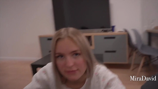 Чтобы стало веселей, в рот хуец возьми скорей: няшка нежно делает минет бойфренду