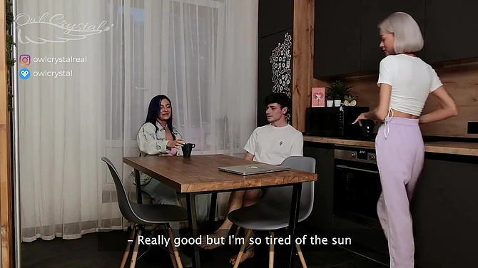 Мачеха вкатывается в порнобизнес и снимает поебушки пасынка с худенькой телочкой