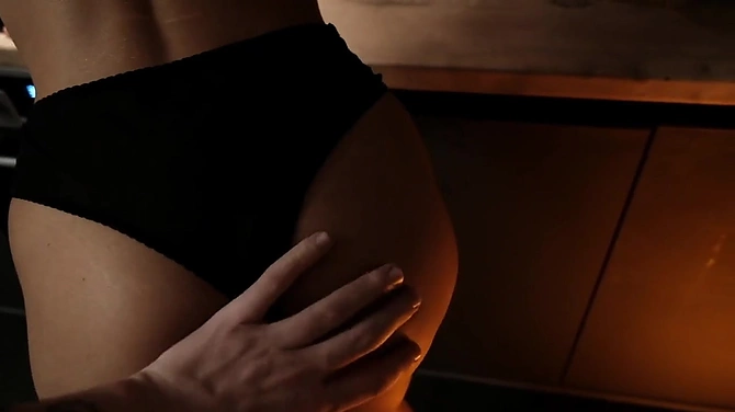 Стройненькая няшка громко стонет и получает густую сметанку на свое лицо.