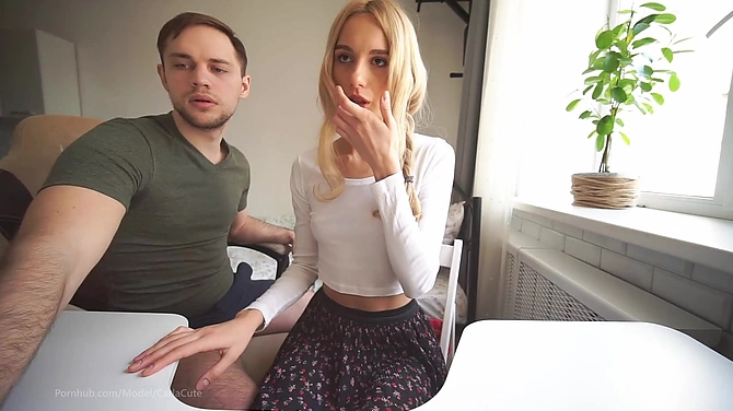 Блондинка готова раздвинуть ноги, чтобы парень помог ей с компьютером