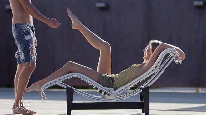 Нежный секс в солнечных лучах на шезлонге