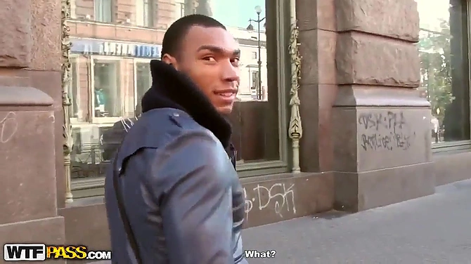 Харизматичный нигер развел очередную деваху на быстрый перепихон.