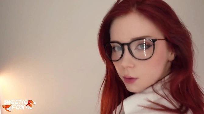 Грудастенькая рыжуля Sweetie Fox отдается в образе бизнес-леди.