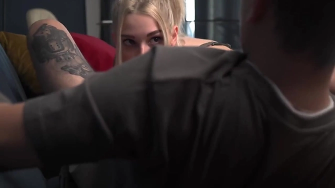 Тихо телка подойдет и в ротешник хуй возьмет: блонди утром вместо кофе делает минет