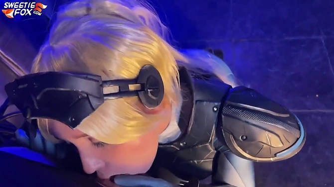 Вооружена и сексуально опасна: девка сосет в костюме воительницы