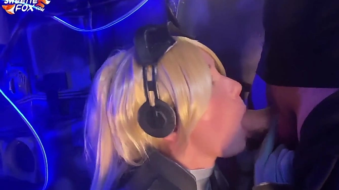 Вооружена и сексуально опасна: девка сосет в костюме воительницы