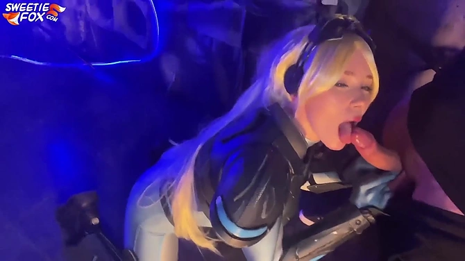 Вооружена и сексуально опасна: девка сосет в костюме воительницы