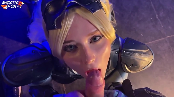 Вооружена и сексуально опасна: девка сосет в костюме воительницы