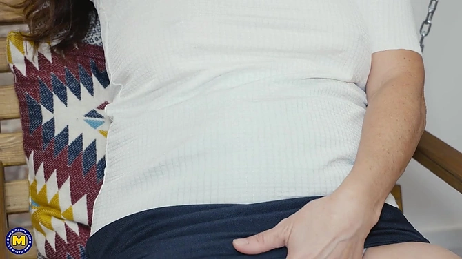 Милфа Emi решает обучить молоденького студента премудростям секса