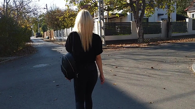 Симпатичная туристка сочно отсосала местному на обратной стороне горы.