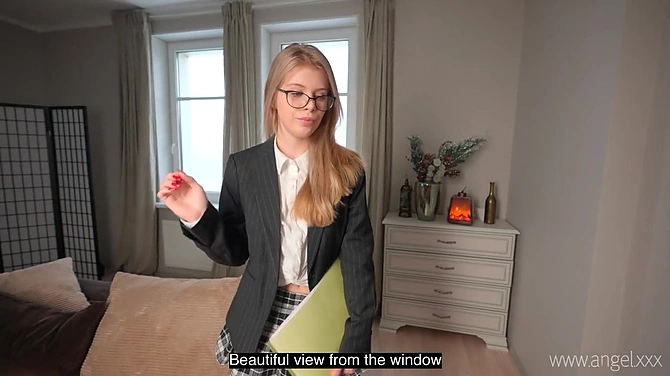 Горячая блондиночка-риэлтор готова на все чтобы сдать квартиру.