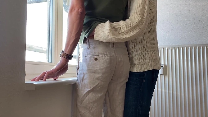 Стройняшка извращенка сочно отсосала и отлизала очко своему парнишке.