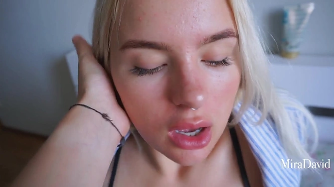 Подкрался, схватил за попку и довел дело до траха: блондинка и ее похотливый бойфренд