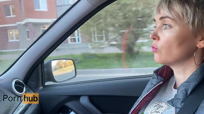 Чтобы бесплатно прокатиться на такси, зрелочке нужно прокатиться на члене водилы