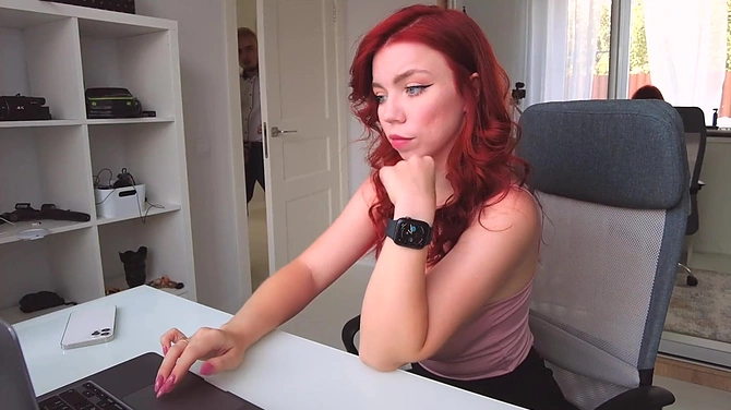 Рыжая сотрудница спалила, что на нее дрочит коллега: быстрый трах на работе