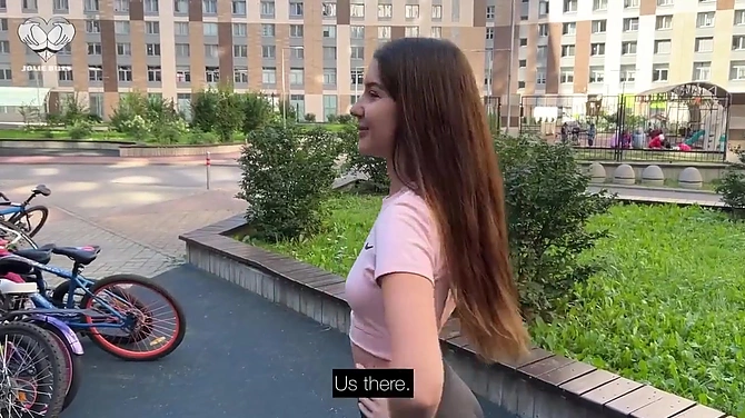 Фитоняшка активно разминает пиздатые мышцы с левым челом