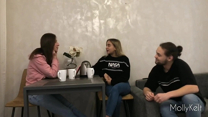 Крашенная шлюшка легко соблазнила парня своей лучшей подруги.