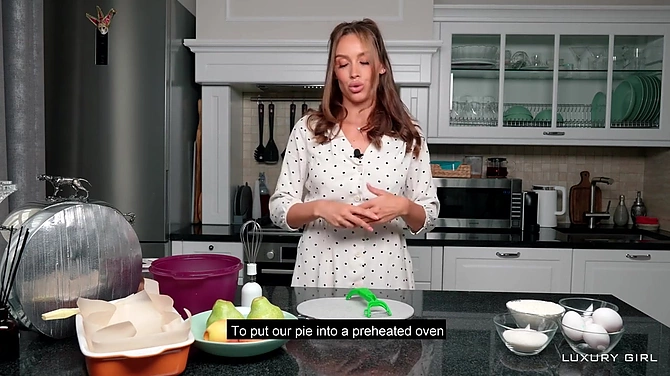 Шмара не только хорошо ебется, но и радует паренька вкусными блюдами