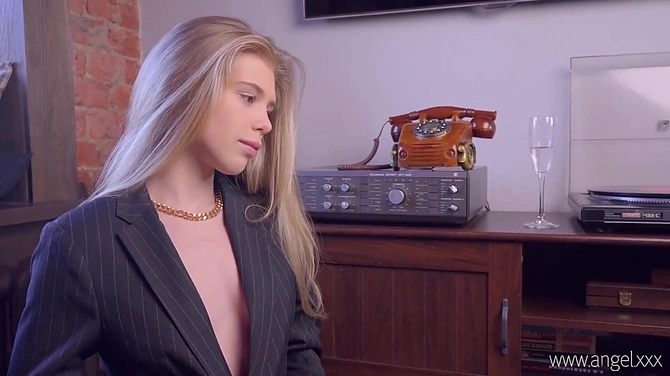 Девушке надоело дрочить пизду в одиночестве и она позвала знакомого потрахаться