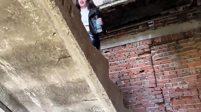 Хулиганка поймана с поличным: секс на заброшке помог избежать наказания