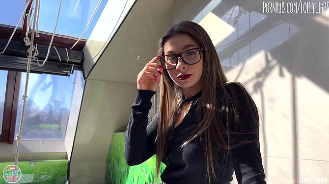 Сисястая милашка Lolly Lips в роли развратной строгой училки.