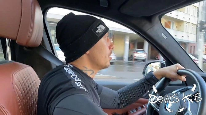 Брюнетка поехала на тренировку, но вместо этого оказалась с членом в жопе