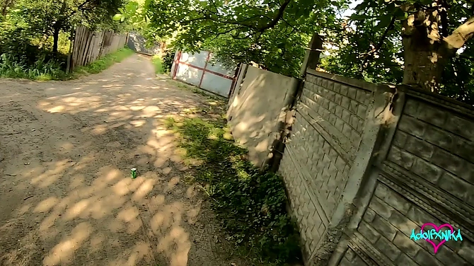 Закадрил развратную зеленоглазку с мороженкой на улице.