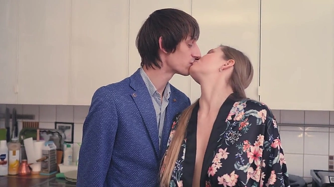 Поимел раком сисястую блондиночку в халате прямо на кухне.