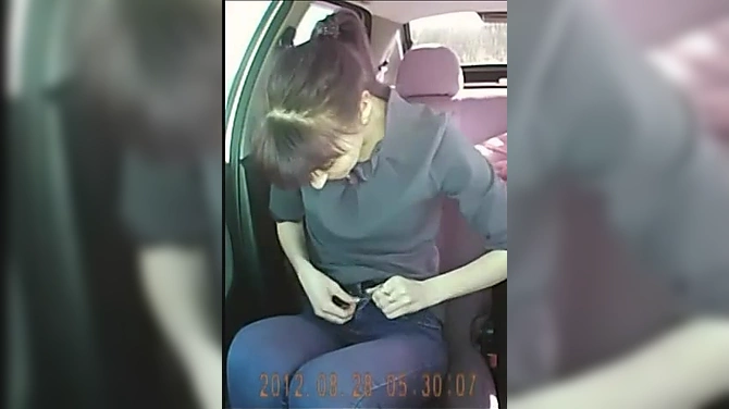 Наивная начинающая проститутка занялась сексом в машине и была снята на скрытую камеру