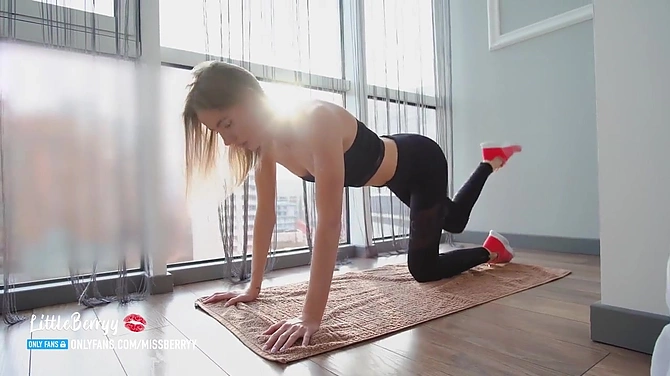 Отпердолил фитоняшку Little Berry на лоджии и всю ее обкончал.