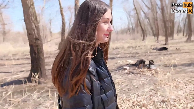 Брюнетка дала незнакомцу в лесополосе: секс на свежем воздухе с окончанием на трусики