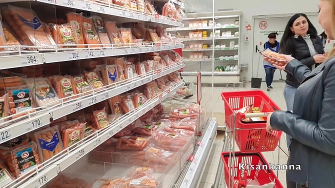 Пикапер 80-го уровня предложил свою сосиску девушке, и та согласилась взять ее в рот