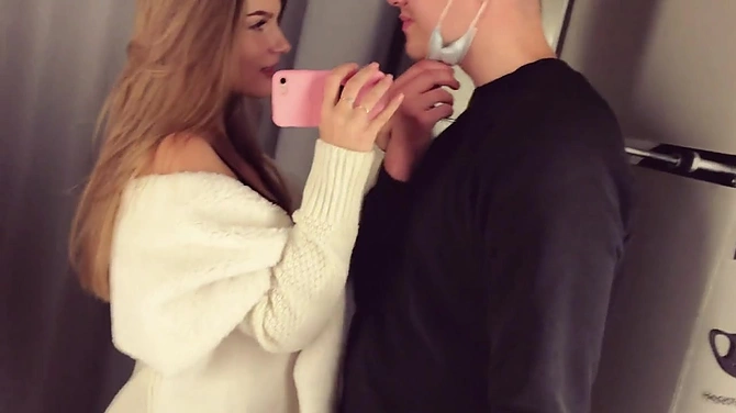 Девушка шлялась по супермаркету с бойфрендом и взяла за щечку в раздевалке