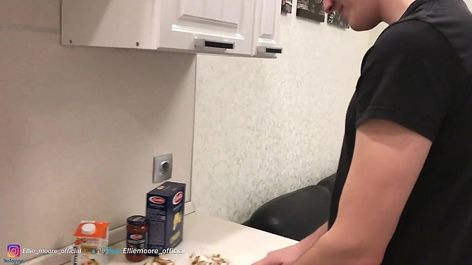 Очкастая защеканка Ellie Moore вместо приготовления ужина делает парню минет