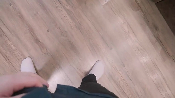 Зеленоглазка спокойно мастурбировала, но пришел отчим и трахнул ее.