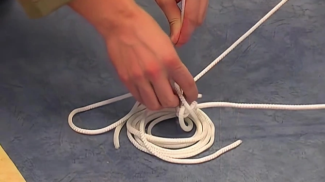 Поимел ротик милой брюнеточки и оставил ее связанной в одиночестве.