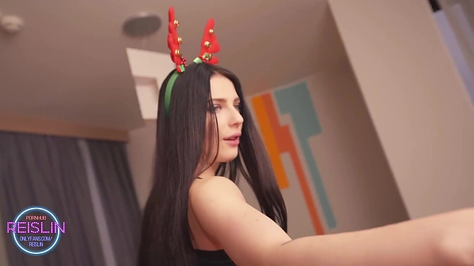 Рождественская олениха устраивает с парнем праздничный перепихон на столе