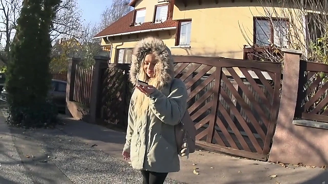 Пизда продана за 100 евро: русская блондинка трахается за бабки с первым встречным