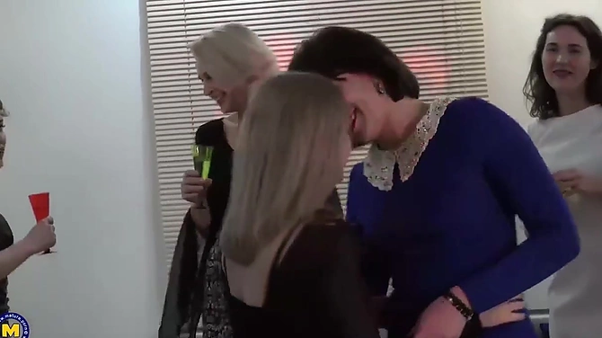 Всего один парень на толпу горячих зрелых пьяных мамзелей.