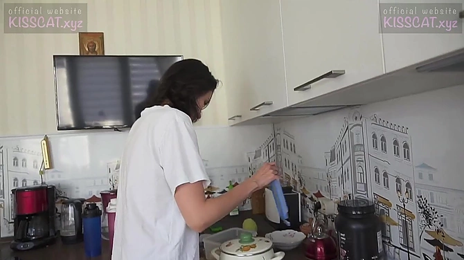 Брюнетка хотела пожарить кабачки, но отжарили ее: быстрый утренний перепихон