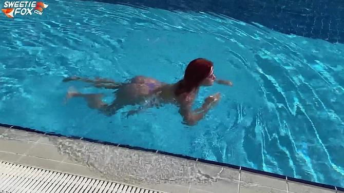 Русская рыжая лисичка даже в отпуске не дает пизде отдохнуть и трахается со сталкером