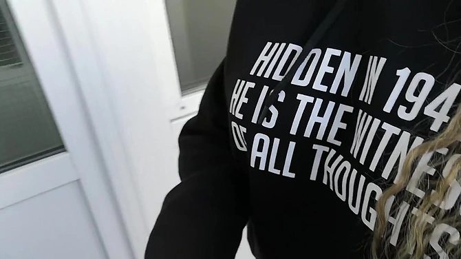 Без страха быть пойманными: юные влюбленные сношаются на общем балконе и в подъезде