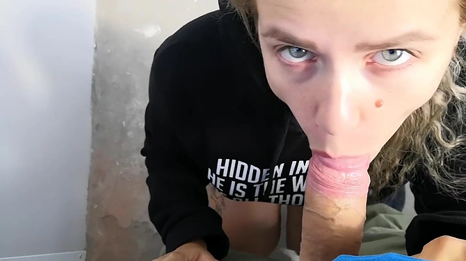 Без страха быть пойманными: юные влюбленные сношаются на общем балконе и в подъезде