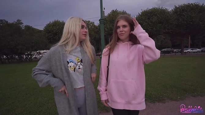 Пикапер знакомится с двумя русскими девками и разводит одну из них на анальный секс